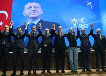 AK Parti’ye 4 Yeni Katılım! MKYK Toplantısı Öncesi Rozeti Cumhurbaşkanı Erdoğan Taktı