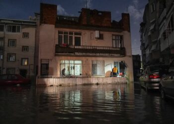 İzmir’de sağanak ve fırtına adeta hayatı durma noktasına getirdi