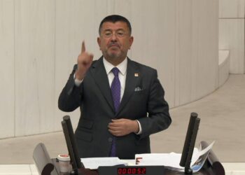 Veli Ağbaba meclis kürsüsünden emekliyi sokağa çağırdı