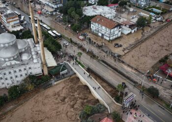Mersin’de Kuvvetli Yağış Alarmı! Mezitli Deresi Taştı