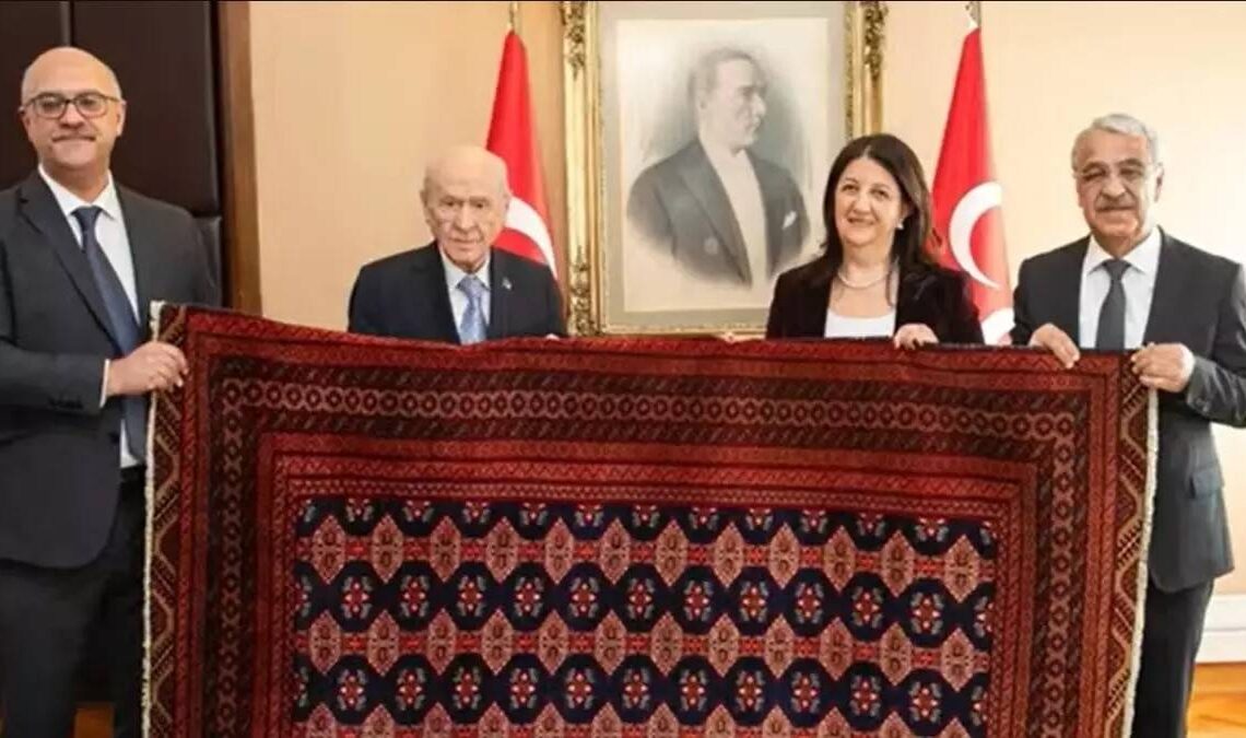 DEM Heyeti Devlet Bahçeli’ye Abdullah Öcalan’ın gönderdiği kilimi hediye etti