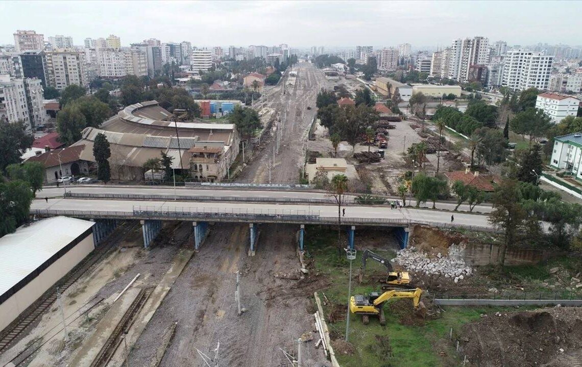 TCDD koordinesinde yıkım çalışması! James Bond filminde oynayan köprü artık yok