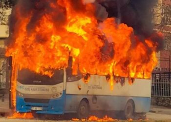 Seferine Devam Eden Otobüs Trafikte Alev Topuna Döndü
