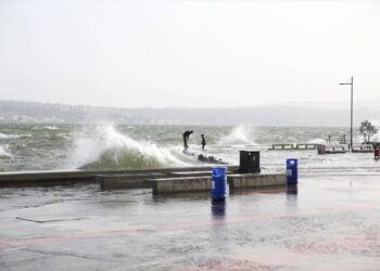 İzmir’de Şiddetli Yağış ve Fırtına Kıyıyı Kara İle Birleştirdi