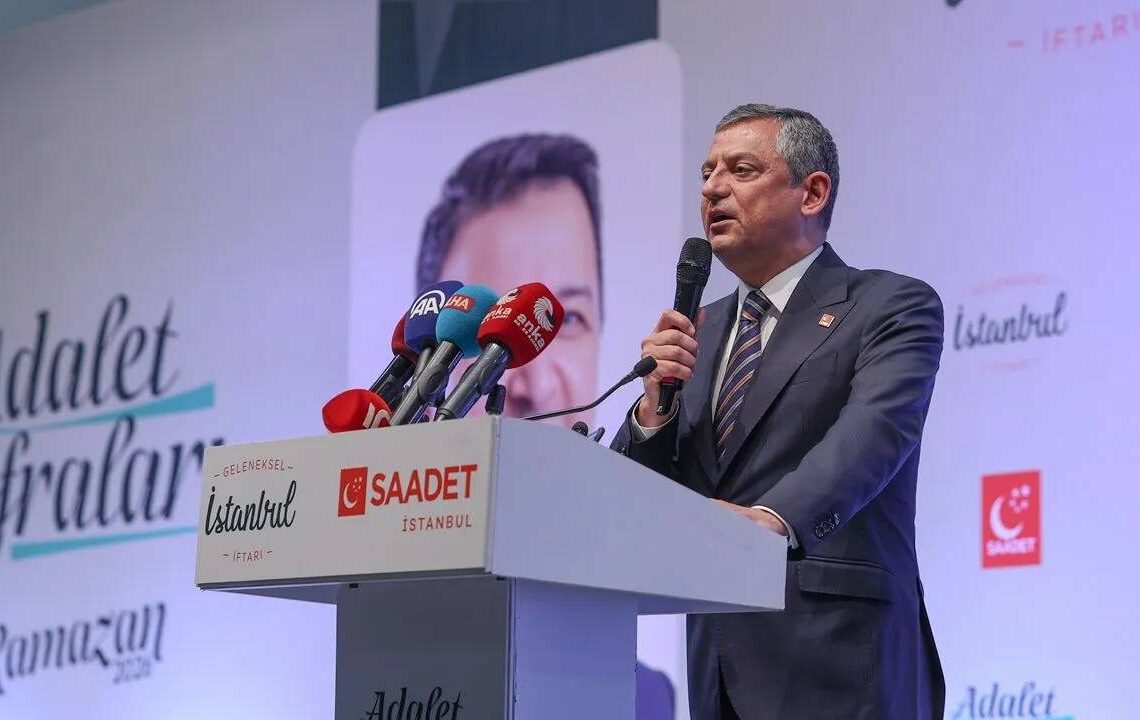 Özgür Özel’den Saadet Partisi İftarında Dikkat Çeken Barış Kurulu Çıkışı