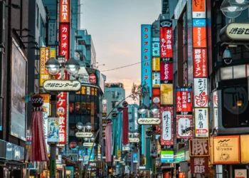 Tokyo’da panik: Bilinmeyen madde püskürtüldü ve 20 kişi hastanede