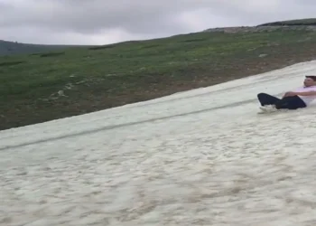 Haziran Ayında Zirvede Kar Keyfi: Poşetlerle Kaydılar