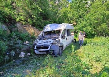 Minibüs Şarampole Yuvarlandı: 8 Yaralı
