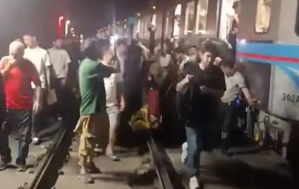 İstanbul’da Tramvay Hattında Trafo Yangını: Seferler Durdu, Yolcular Raylara İndi!