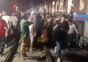 İstanbul’da Tramvay Hattında Trafo Yangını: Seferler Durdu, Yolcular Raylara İndi!