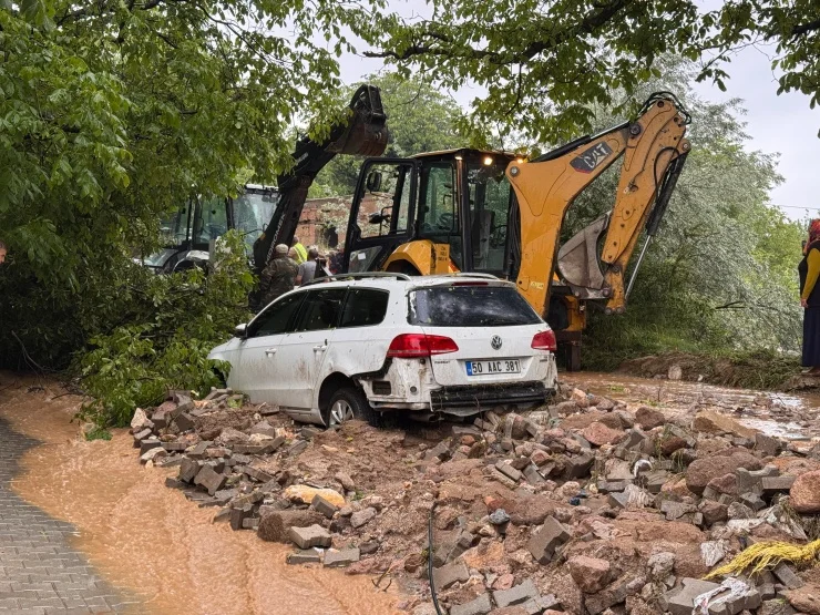 Niğde’de sel faciası: 3 araç sele kapıldı, 1 kişi hayatını kaybetti