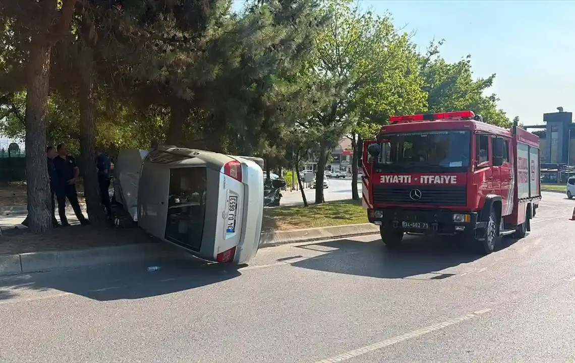 Bakırköy’de kaldırıma çarpıp takla atan otomobilin sürücüsü yaralandı