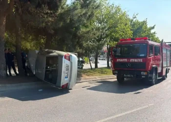 Bakırköy’de kaldırıma çarpıp takla atan otomobilin sürücüsü yaralandı