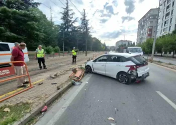 Eskişehir’de trafik kazası: Anne ve 4 yaşındaki kızı yaralandı
