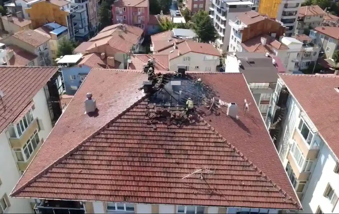 Kütahya’da yıldırım düşen çatıda yangın çıktı