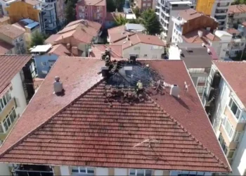 Kütahya’da yıldırım düşen çatıda yangın çıktı