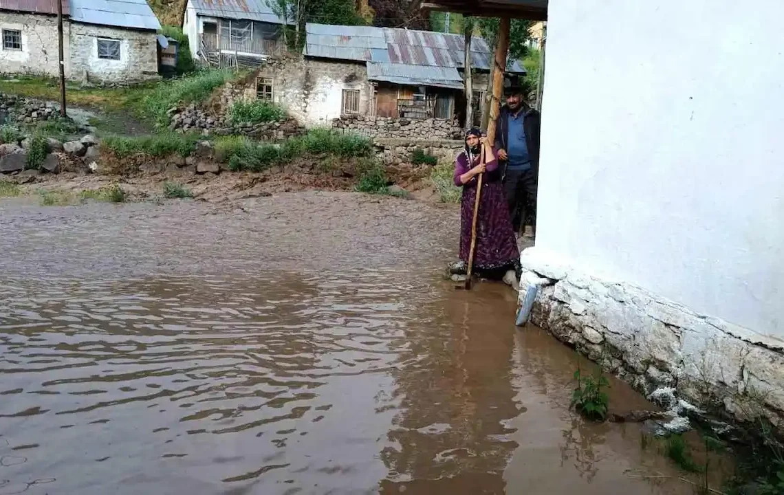 Oltu’da sağanak yağış sele dönüştü: Ev ve bahçeleri su bastı