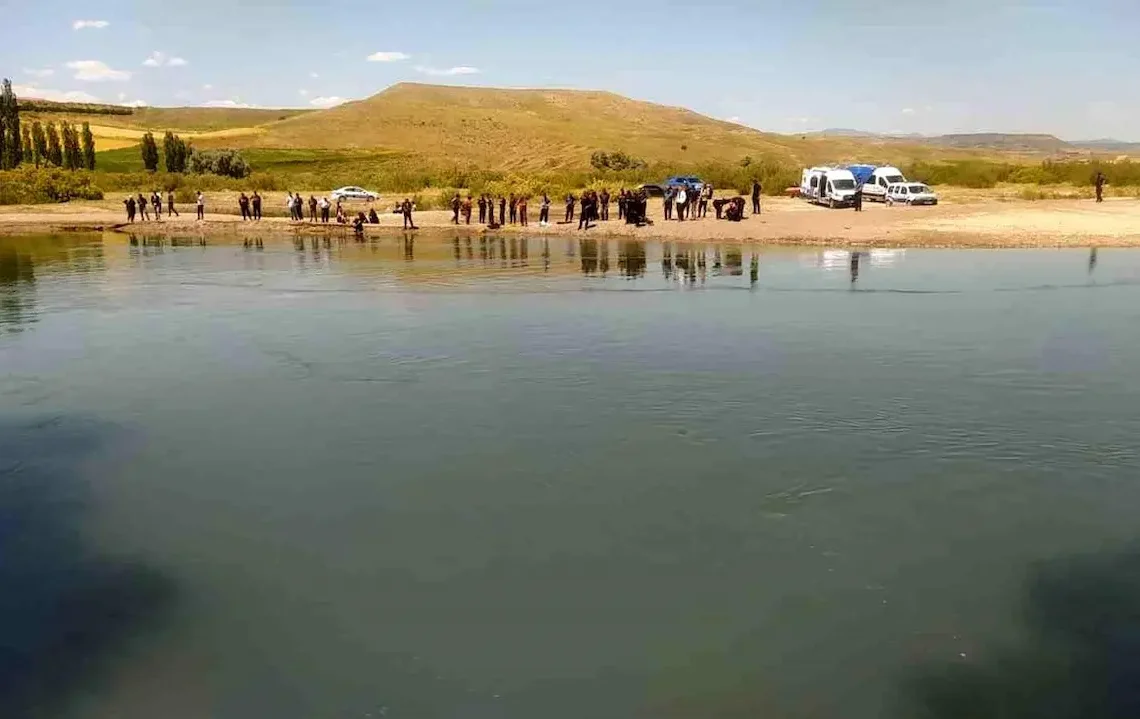 Sivas’ta serinlemek için suya giren 3 kişiden 1’i öldü, 1’i tedavi altına alınırken kayıp çocuğu arama çalışmaları sürüyor