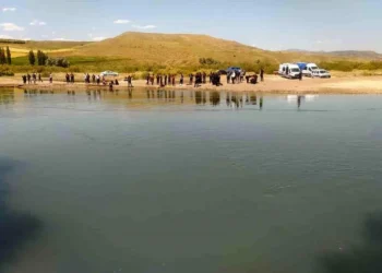 Sivas’ta serinlemek için suya giren 3 kişiden 1’i öldü, 1’i tedavi altına alınırken kayıp çocuğu arama çalışmaları sürüyor